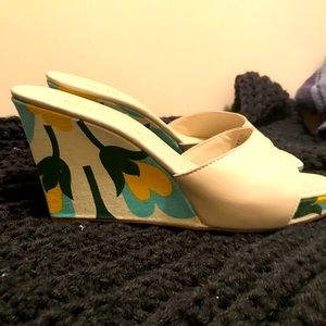 Adorable Sam and Libby wedges!!!